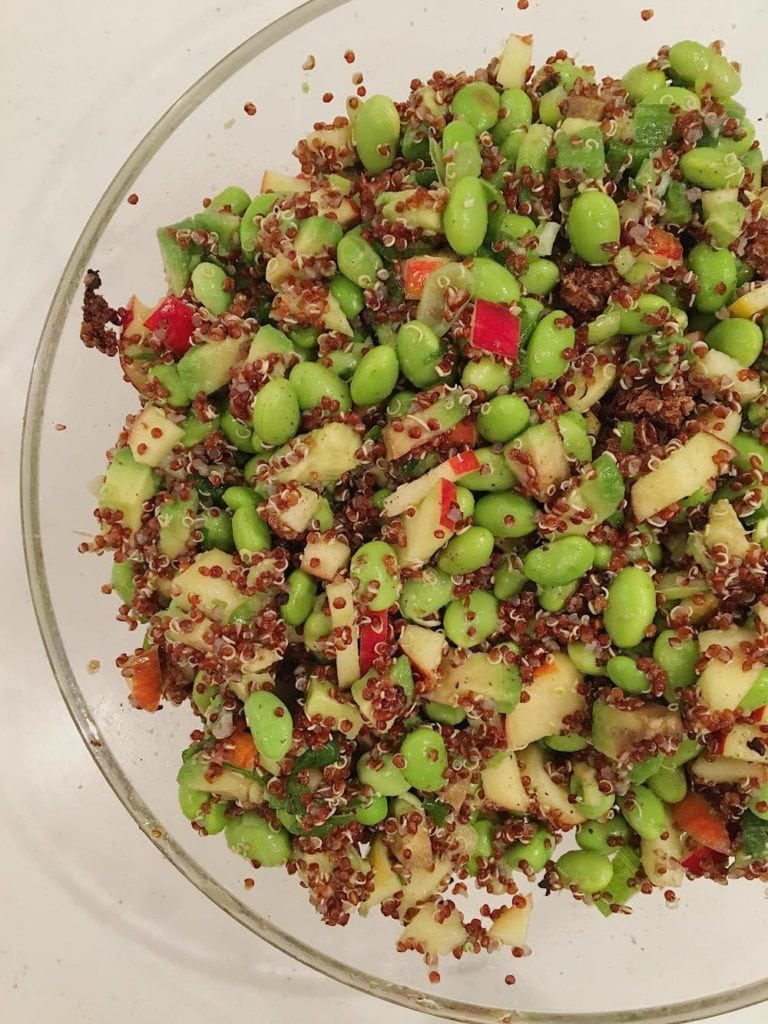 Quinoa salat med avokado og edamammebønner